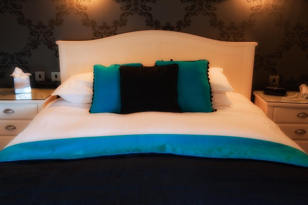 The Grafton Hotell Harrogate Eksteriør bilde A bed with cushions