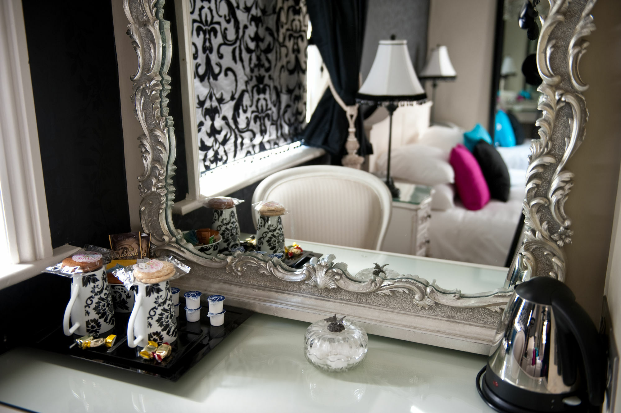 The Grafton Hotell Harrogate Eksteriør bilde A dressing table